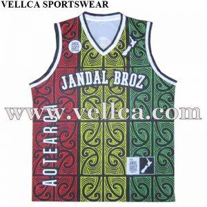 Divise da basket giovanili personalizzate. Canottiere da basket con logo stampato personalizzato
